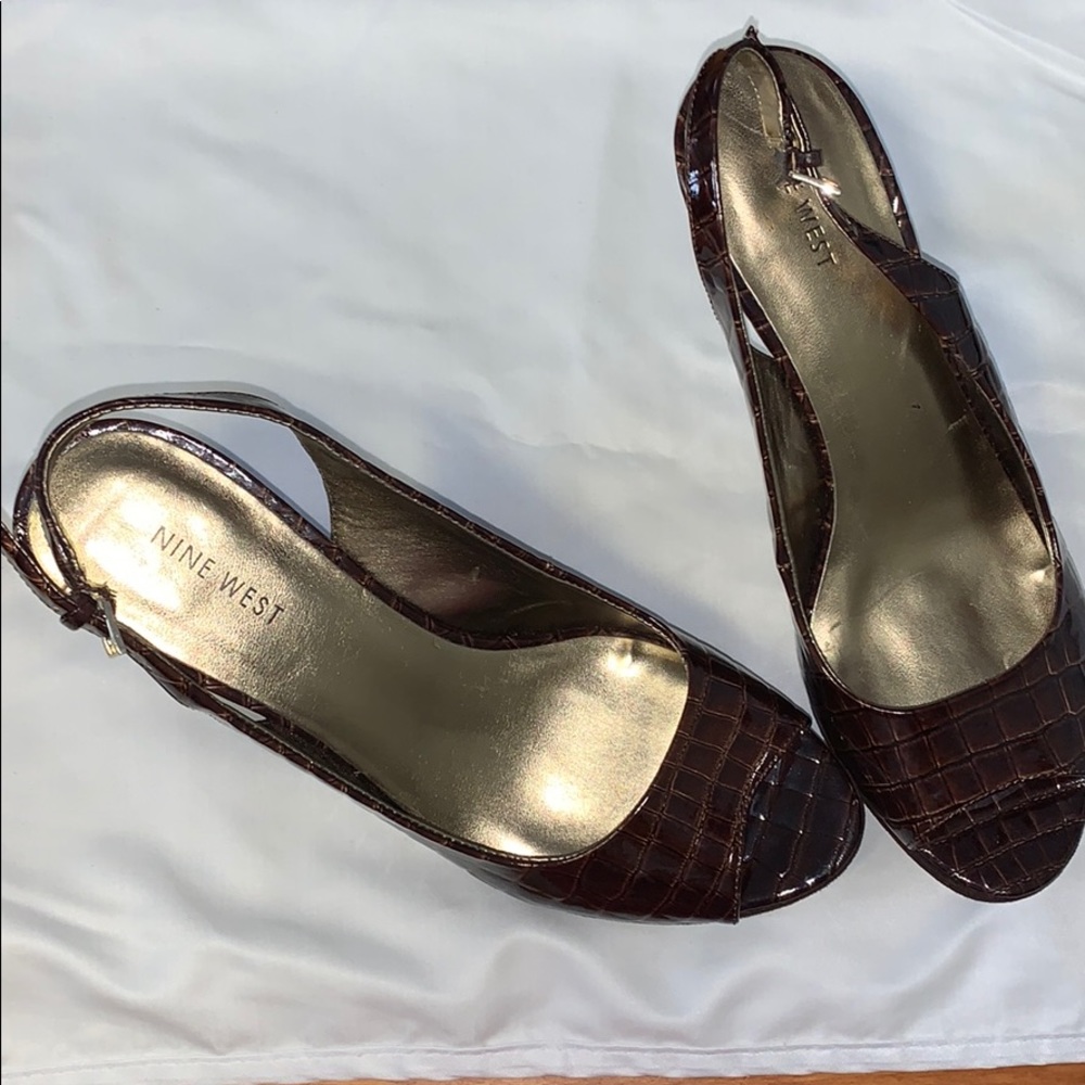Peep-toe sling-back snakeskin patent leather pumps
